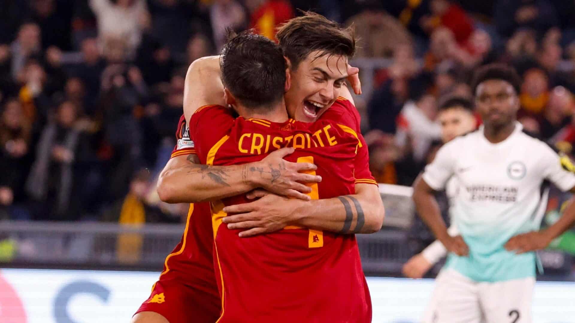 Abbraccio tra Paulo Dybala e Bryan Cristante