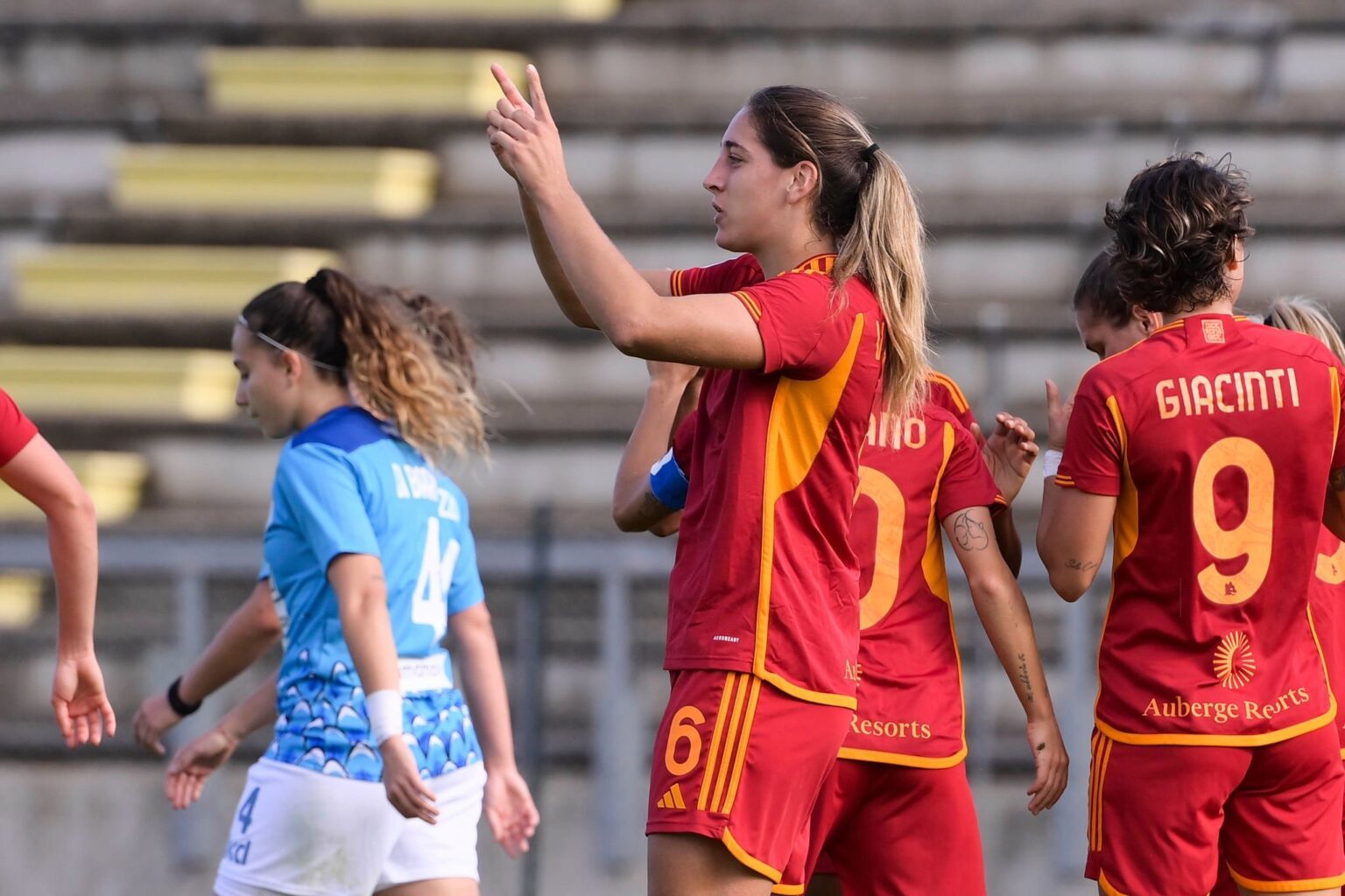 Oihane Valdezate con la maglia della Roma