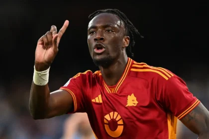 Abraham con la maglia della Roma