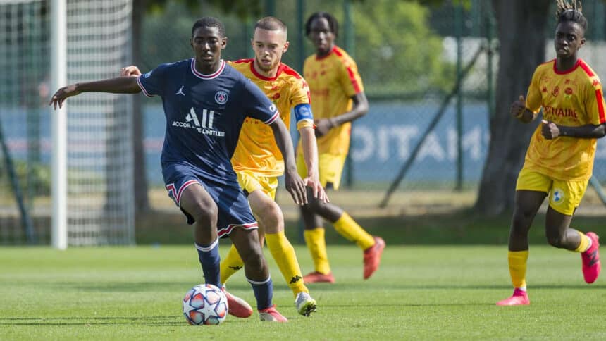 Ayman Kari, centrocampista con la maglia del PSG