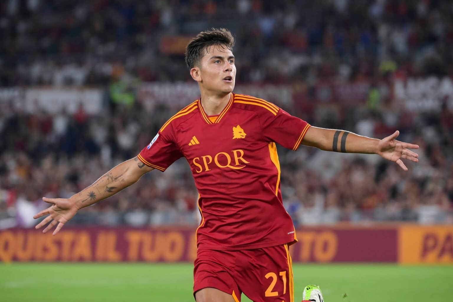 Dybala con la maglia della Roma