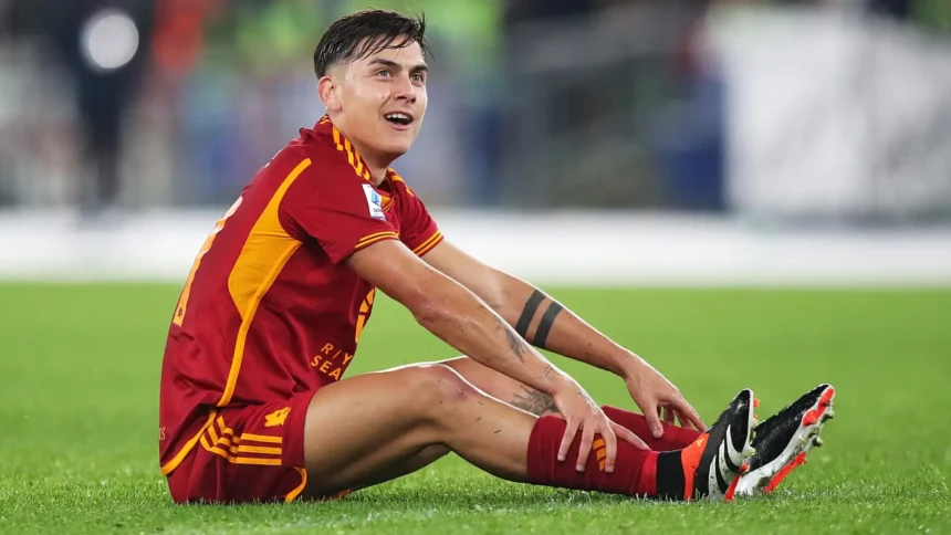 Dybala con la maglia della Roma