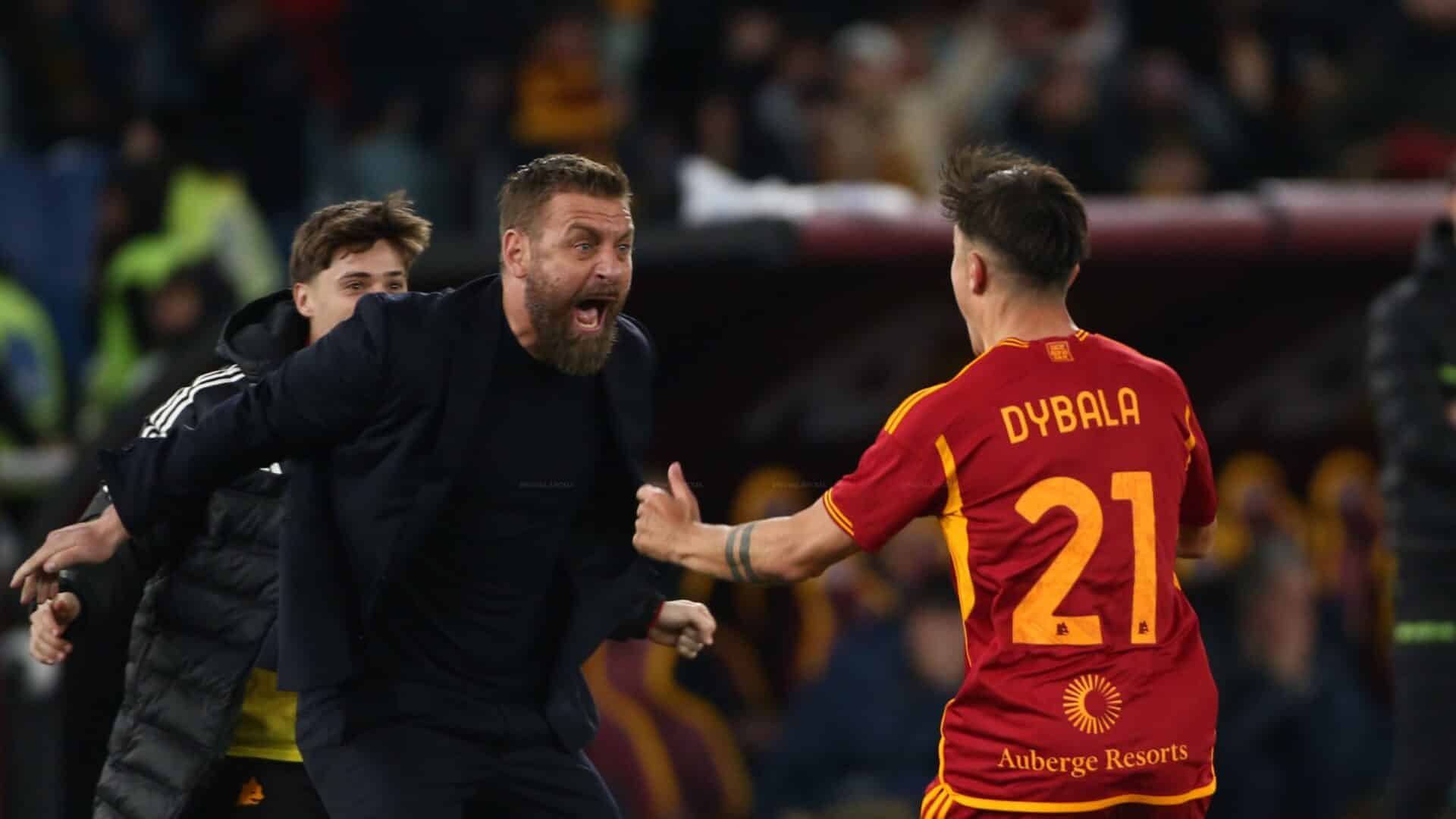 Paulo Dybala festeggia il gol con Daniele De Rossi