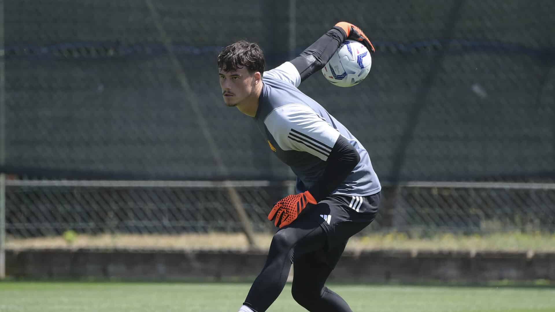 Svilar in allenamento con la Roma