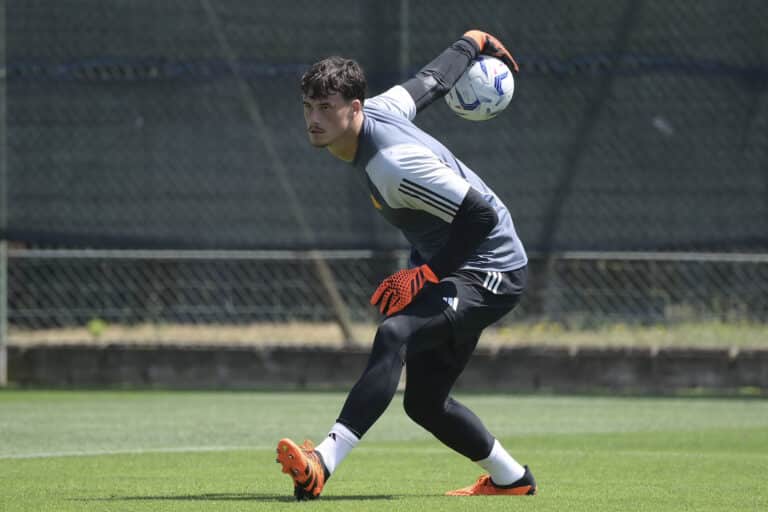 Svilar in allenamento con la Roma