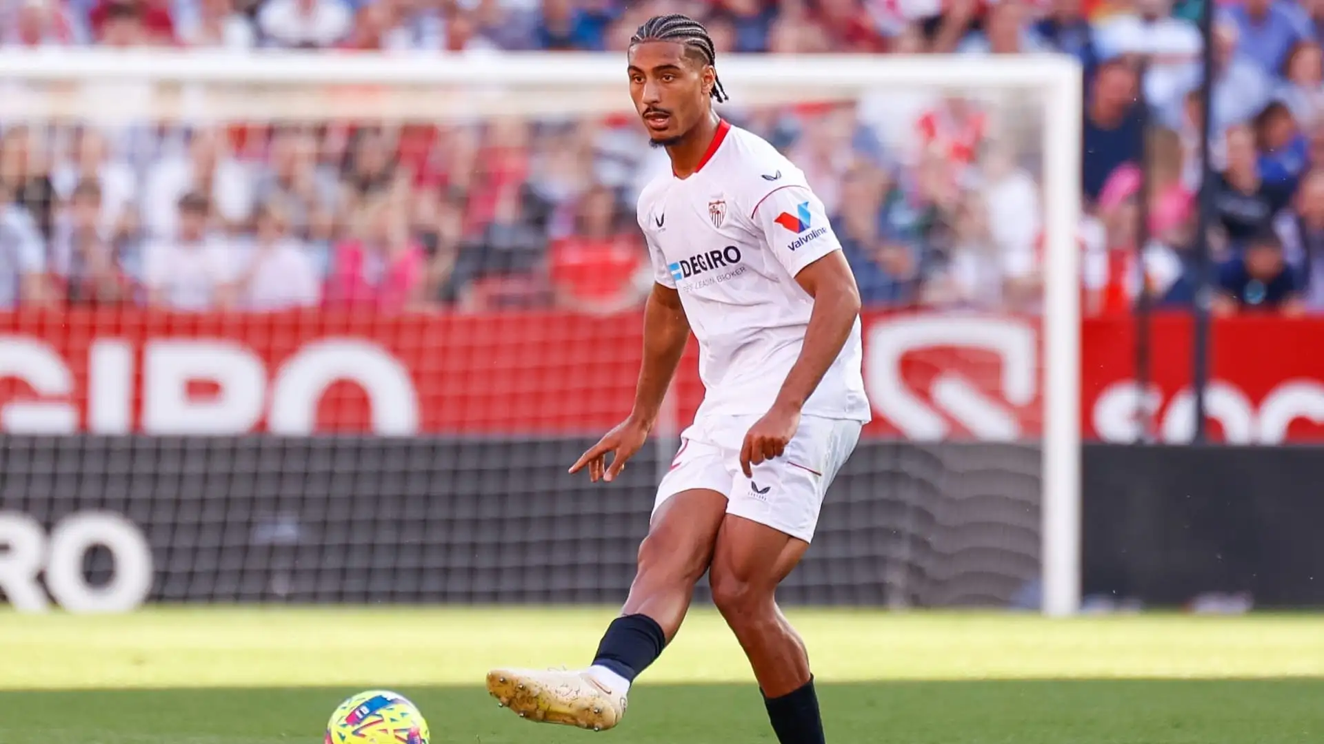 Loic Badé con la maglia del Siviglia