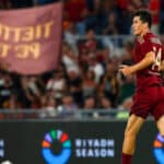 Shomurodov con la maglia della Roma