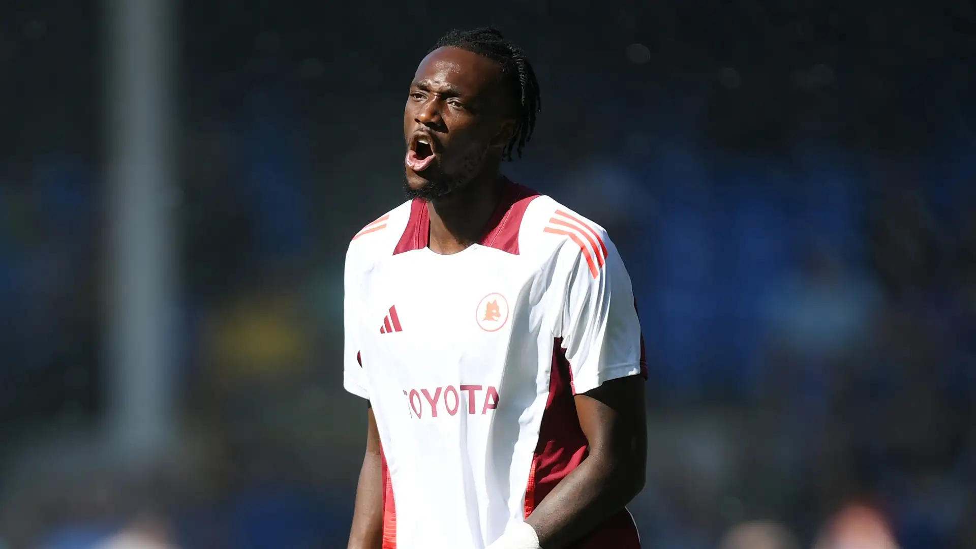 Tammy Abraham con la maglia della Roma