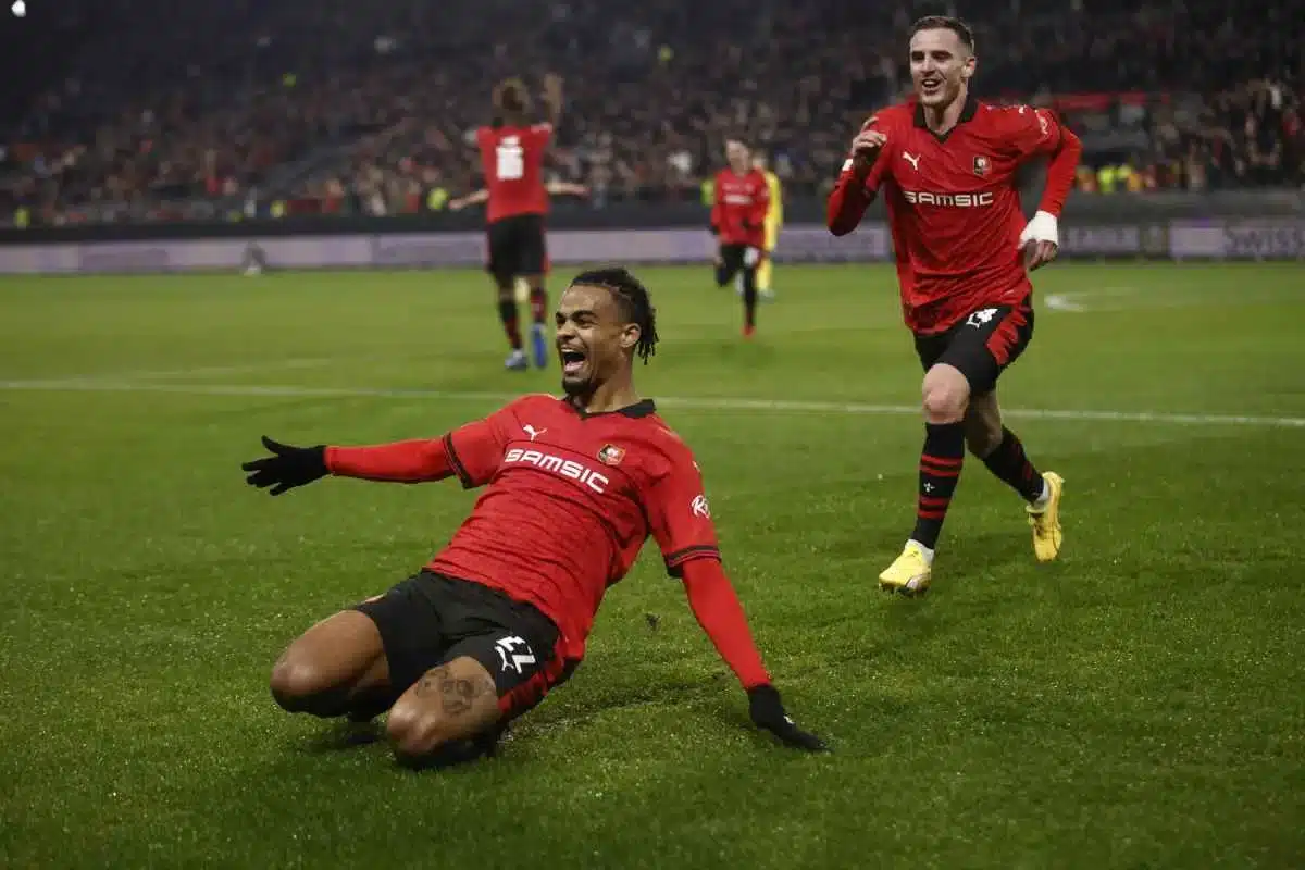 Lorenz Assignon con la maglia del Rennes