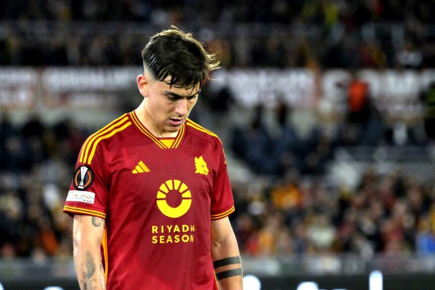 Paulo Dybala con la maglia della Roma