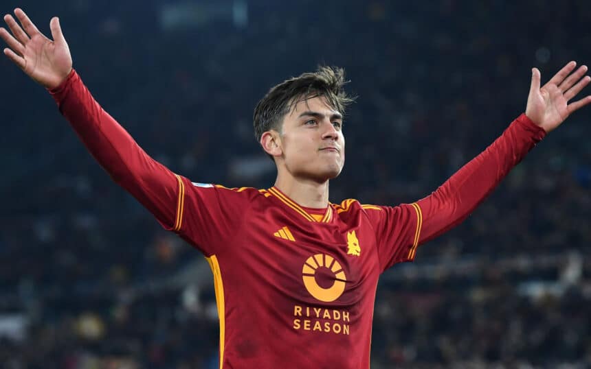 Dybala con la maglia della Roma