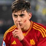 Paulo Dybala con la maglia della Roma