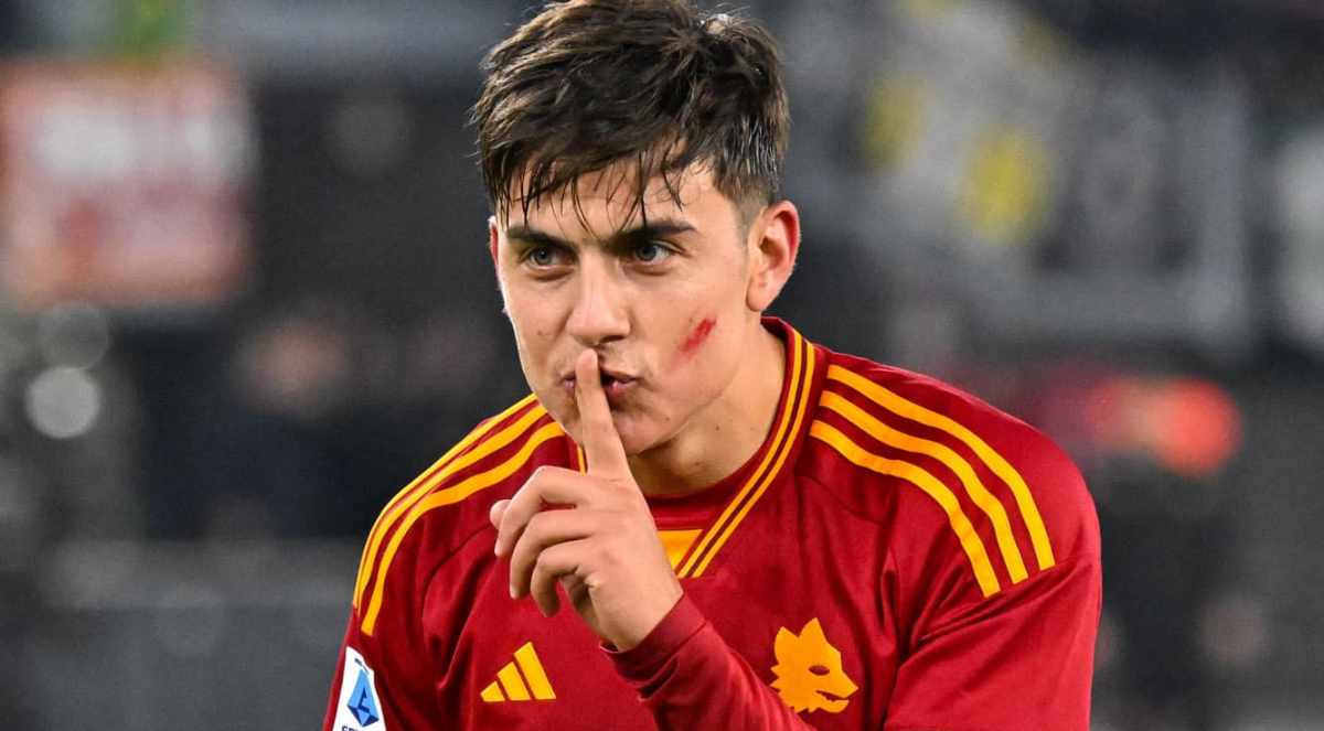 Paulo Dybala con la maglia della Roma