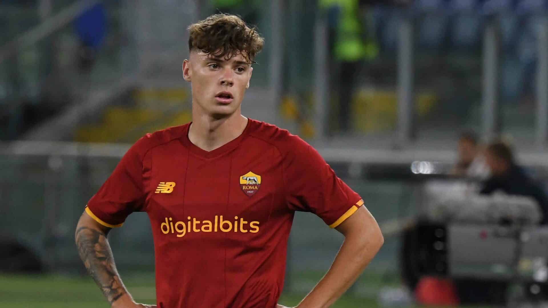 Nicola Zalewski con la maglia della Roma