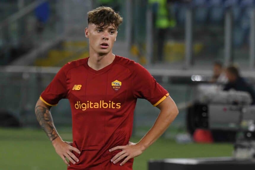 Nicola Zalewski con la maglia della Roma