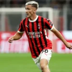 Alexis Saelemaekers con la maglia del Milan