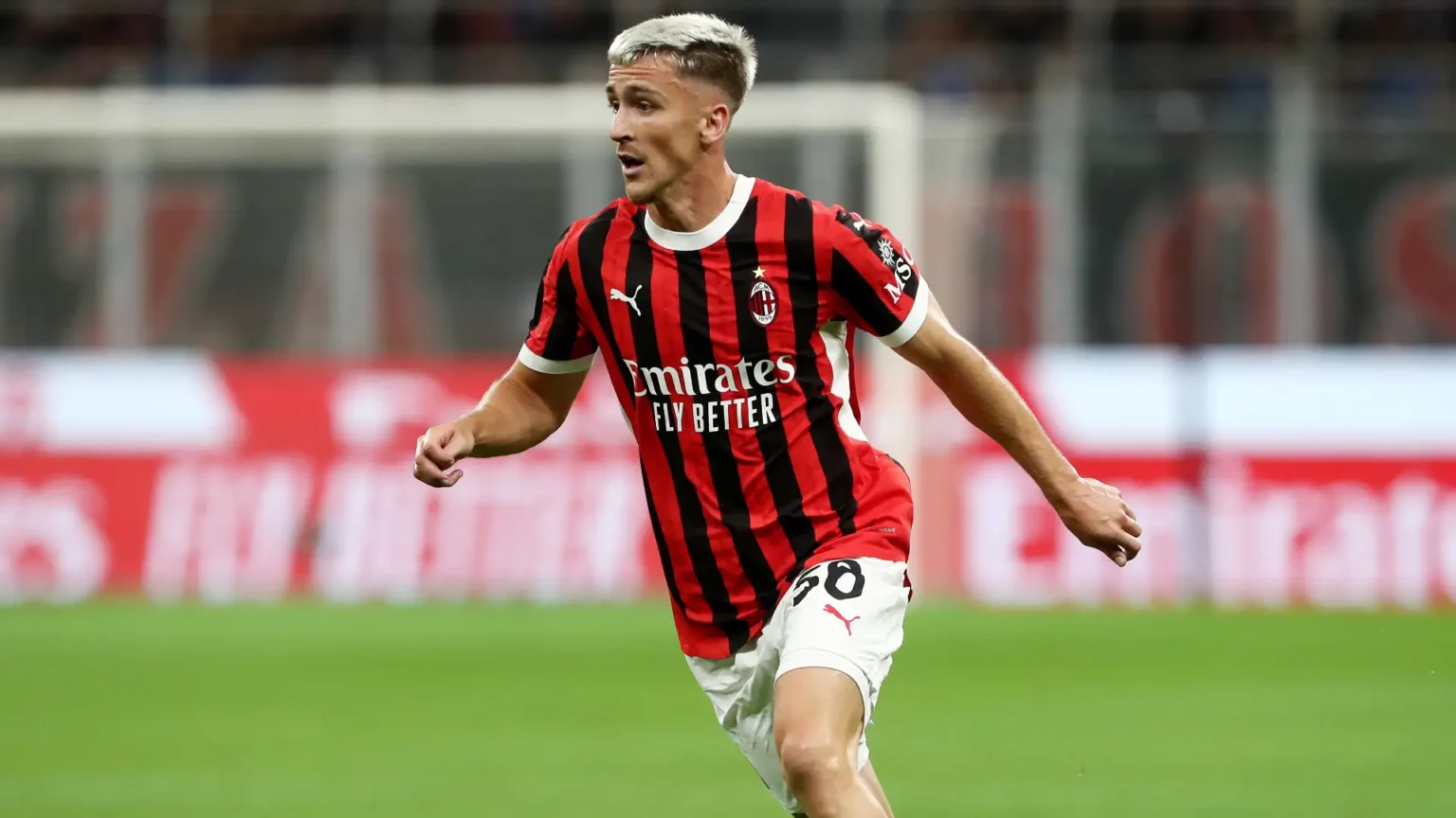 Alexis Saelemaekers con la maglia del Milan