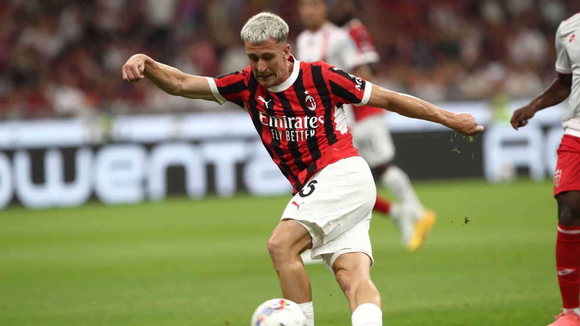 Alexis Saelemaekers con la maglia del Milan