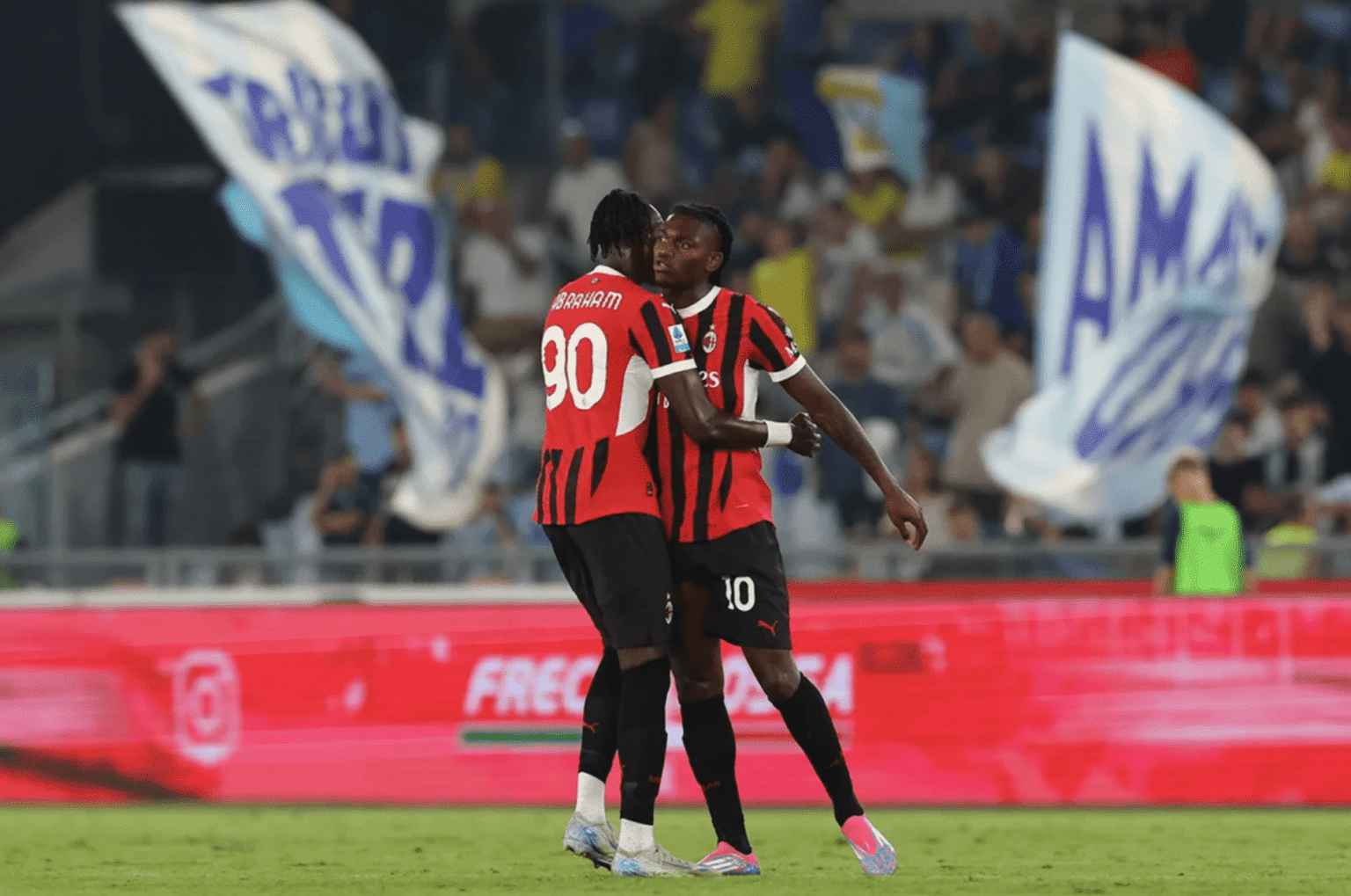 Abraham e Leao con la maglia del Milan