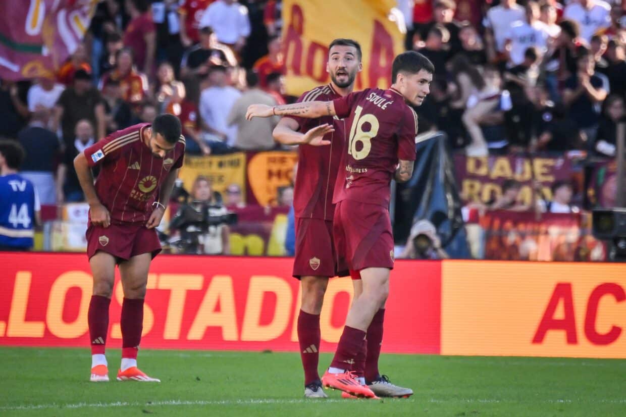 Cristante, Soulé e Celik con la maglia della Roma