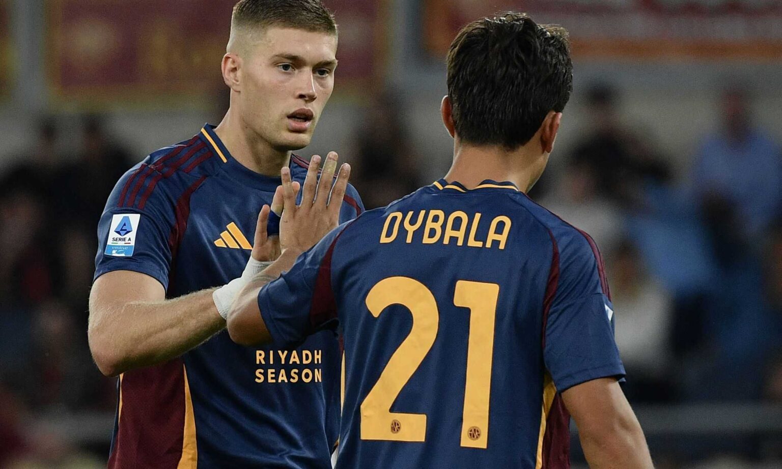 Dovbyk e Dybala con la maglia della Roma