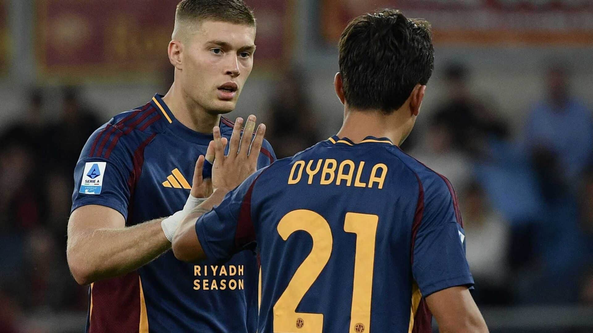 Dovbyk e Dybala con la maglia della Roma