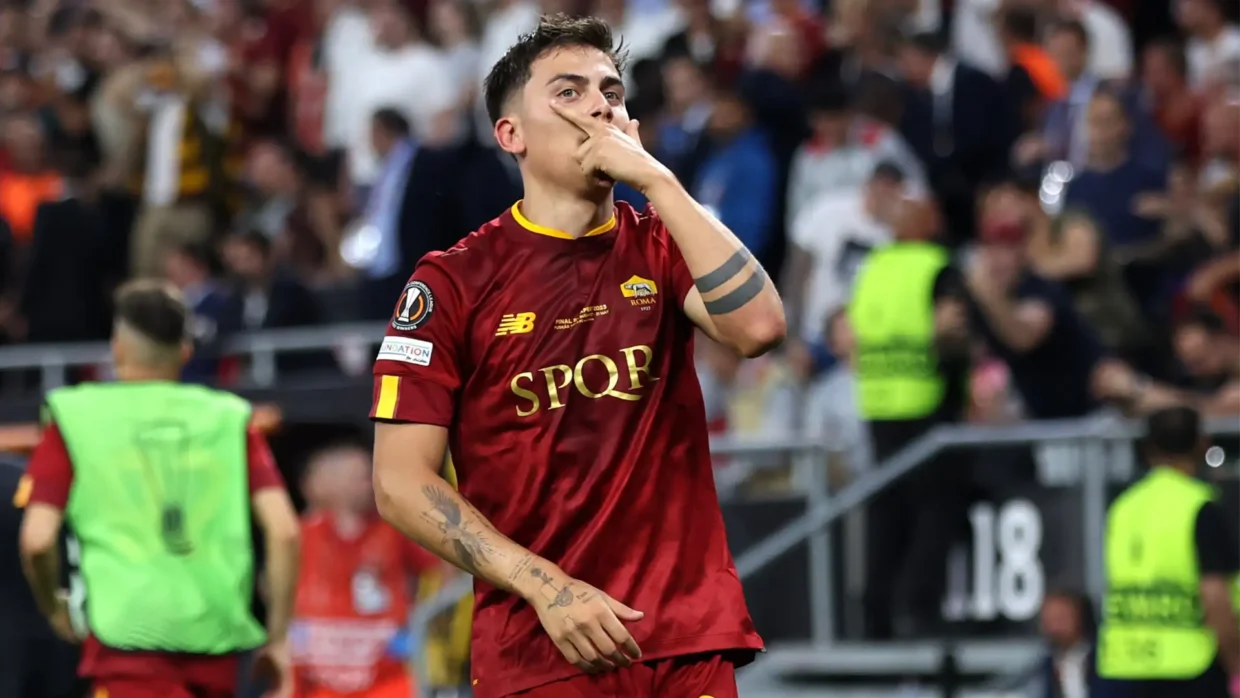 Dybala con la maglia della Roma