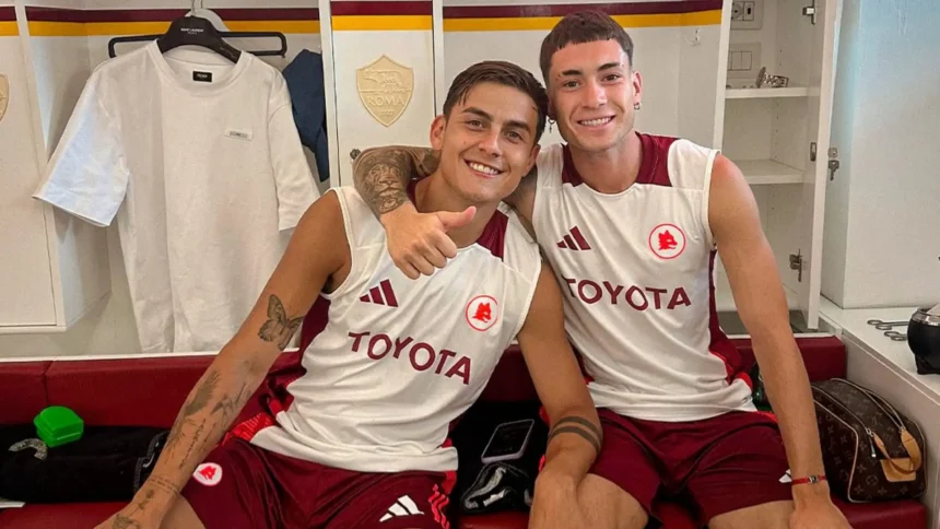 Dybala e Soulé con la maglia della Roma