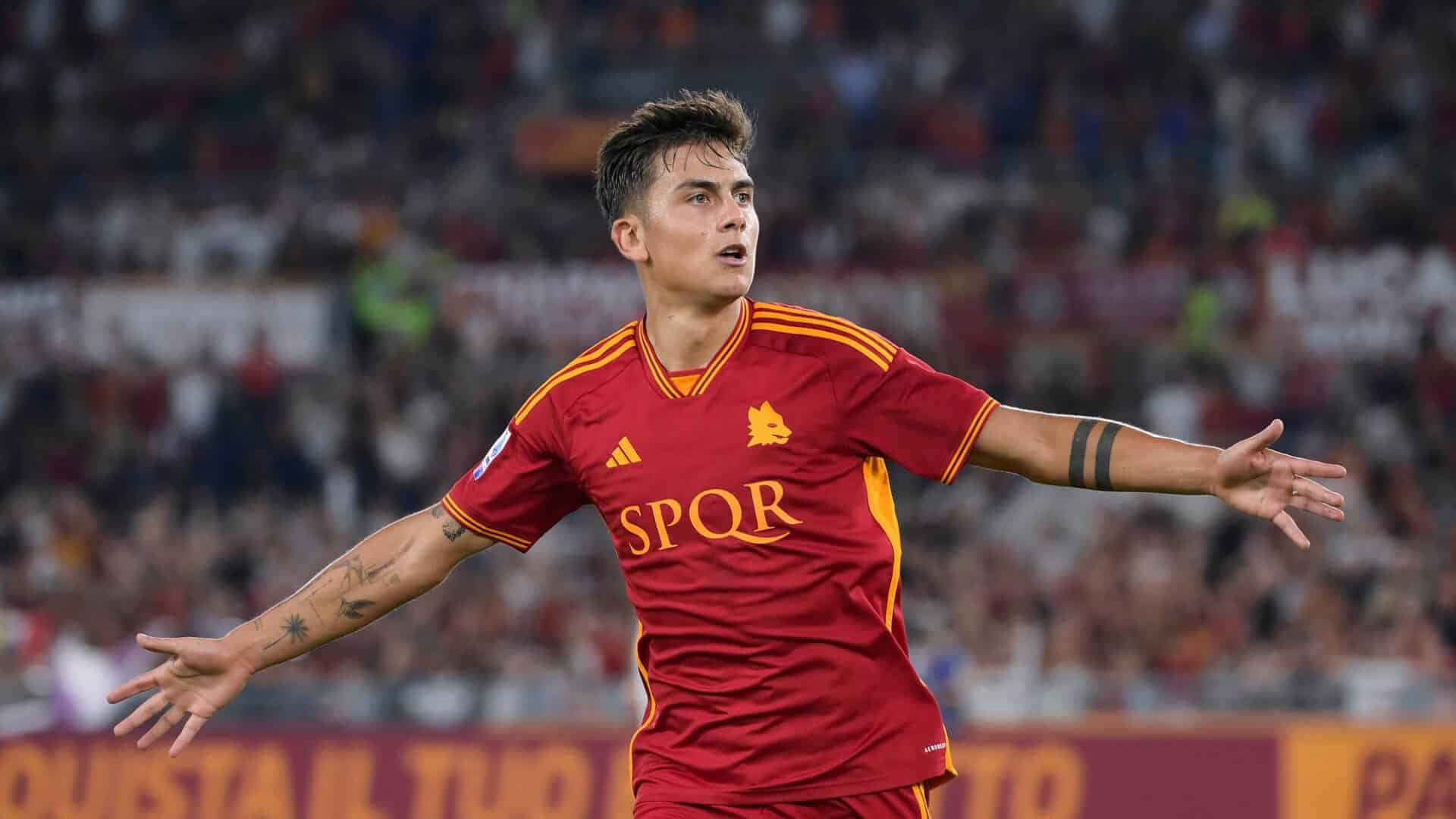 Dybala esulta con la maglia della Roma