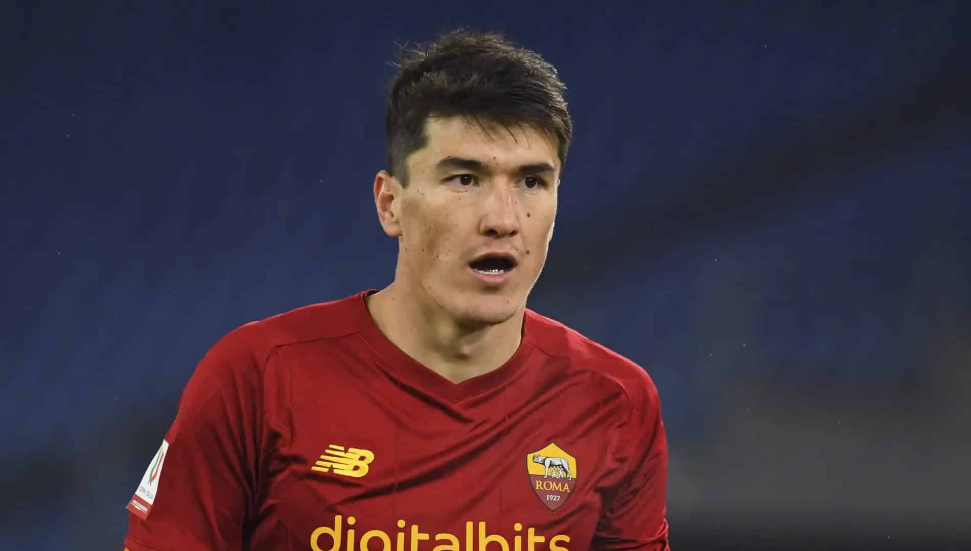 Eldor Shomurodov con la maglia della Roma