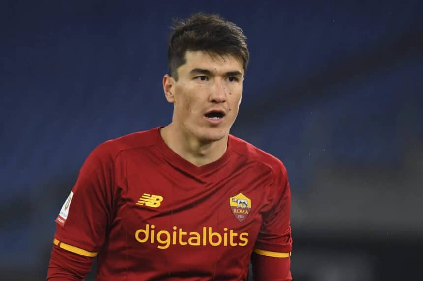 Eldor Shomurodov con la maglia della Roma