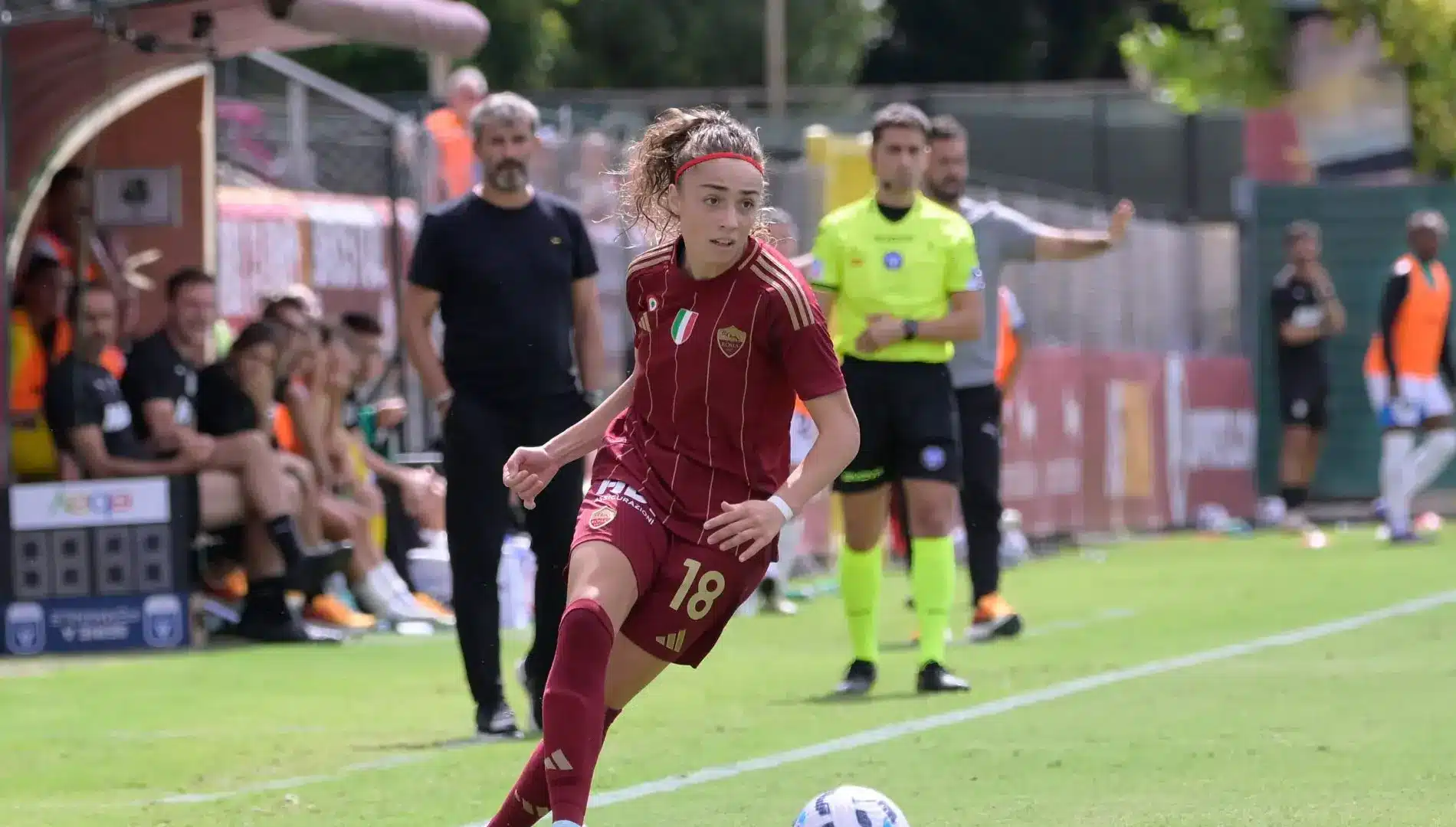 Glionna con la maglia della Roma Femminile