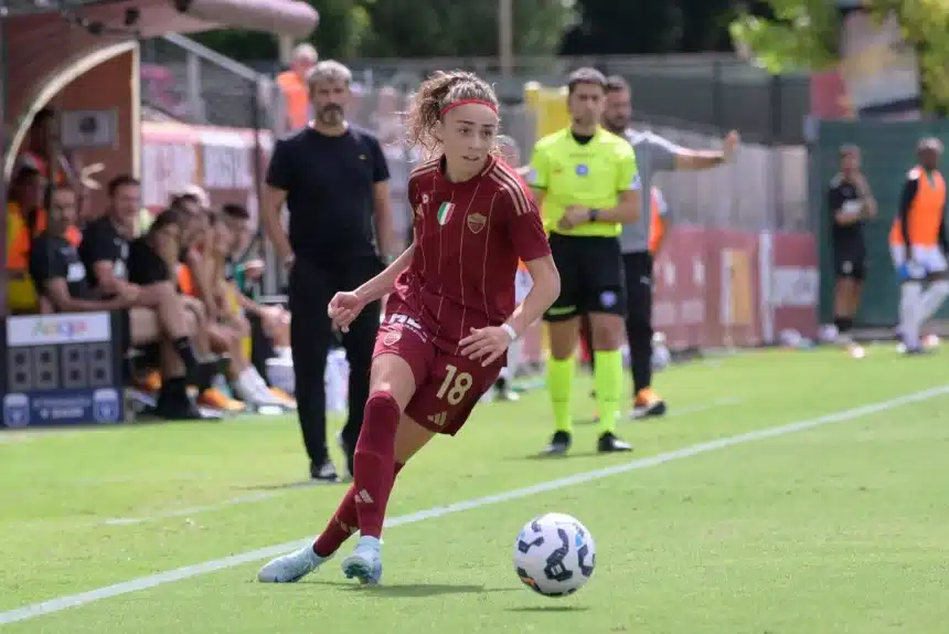 Glionna con la maglia della Roma Femminile