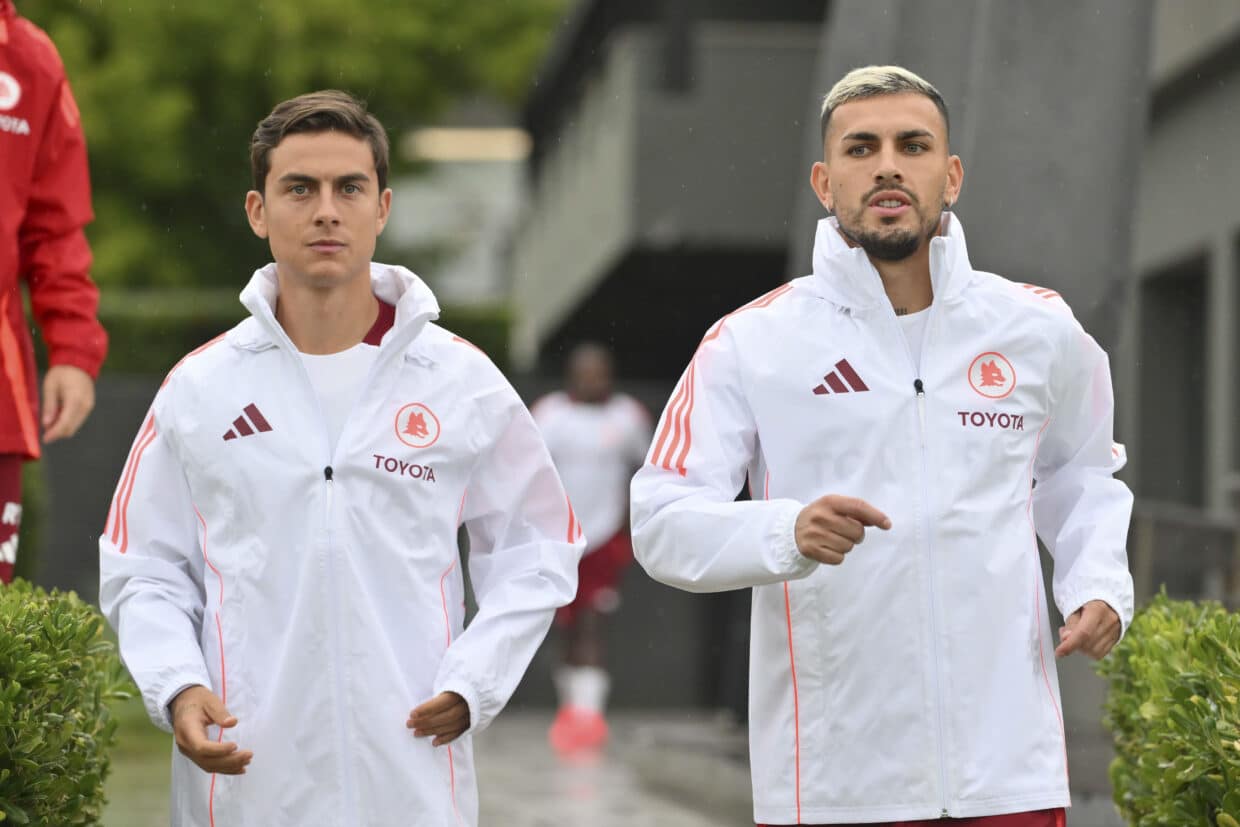 Paredes e Dybala con la maglia della Roma