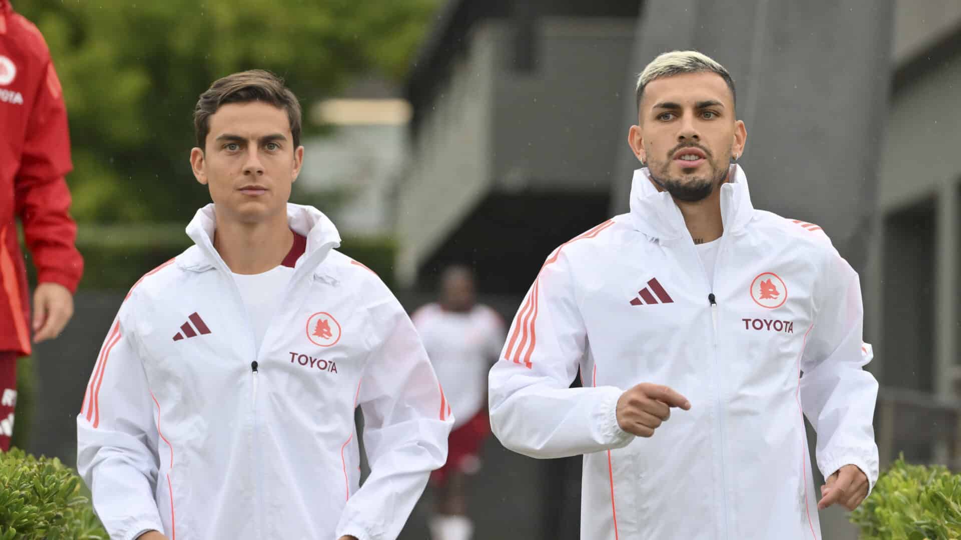 Paredes e Dybala con la maglia della Roma