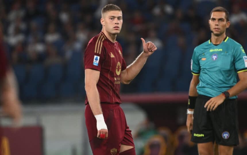 Artem Dovbyk con la maglia della Roma