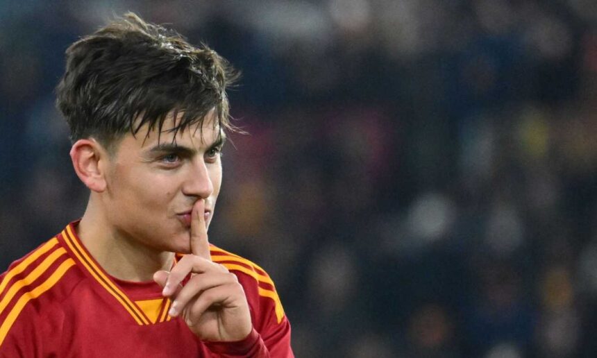 Dybala con la maglia della Roma