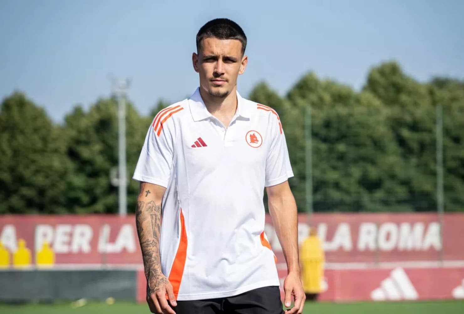 Enzo Le Fée con la maglia della Roma