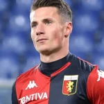 Andrea Pinamonti con la maglia del Genoa