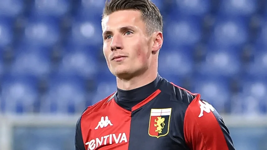 Andrea Pinamonti con la maglia del Genoa