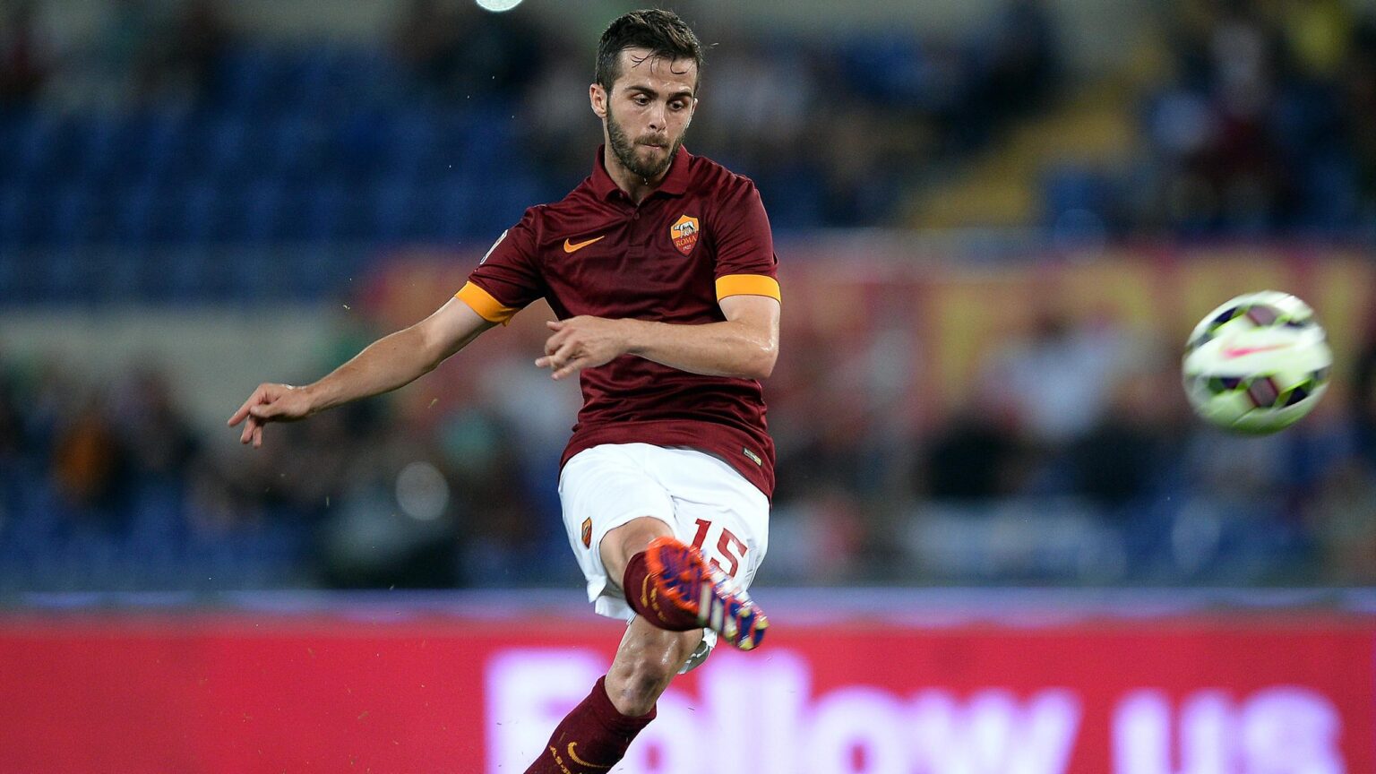 Miralem Pjanic con la maglia della Roma