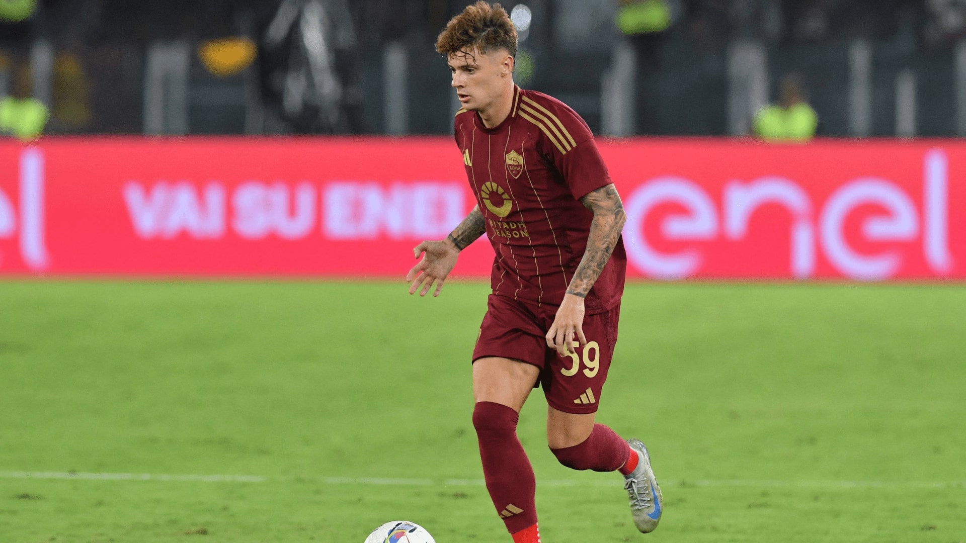 Zalewski con la maglia della Roma