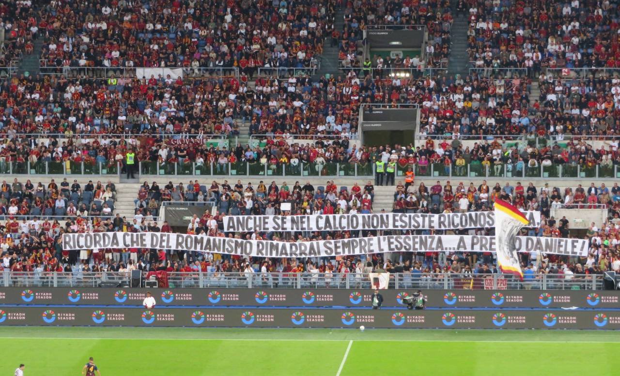 Striscione della Roma per De Rossi