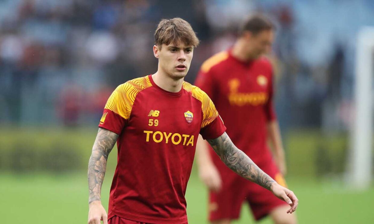 Zalewski con la maglia della Roma