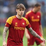 Zalewski con la maglia della Roma