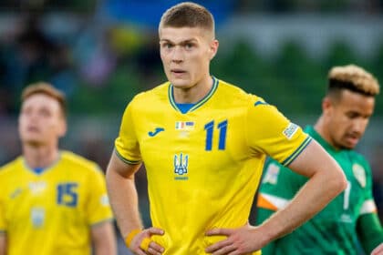 Artem Dovbyk con la maglia dell'Ucraina