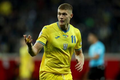 Dovbyk con la maglia dell'Ucraina