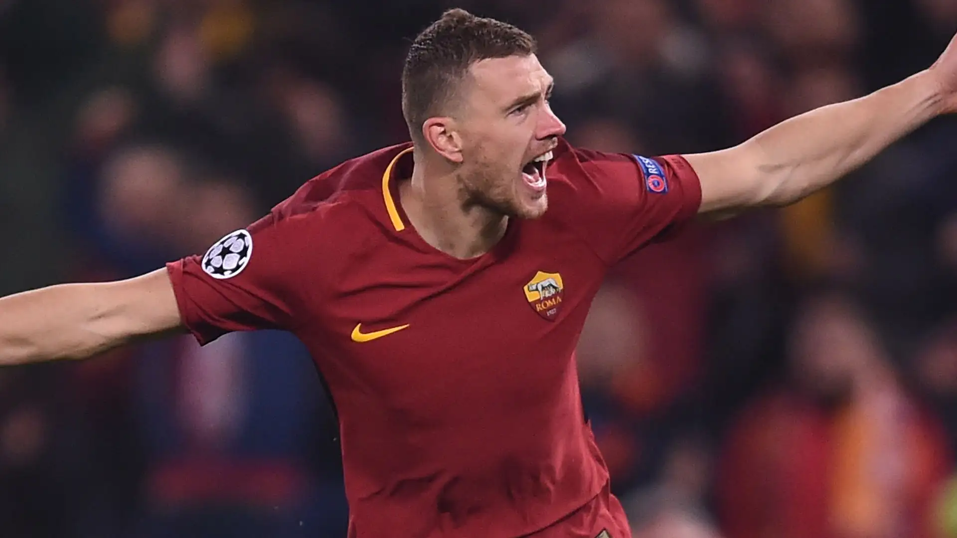 Edin Dzeko con la maglia della Roma