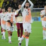 I giocatori della Roma chiedono scusa ai tifosi accorsi in Svezia per la gara contro l'Elfsborg in Europa League