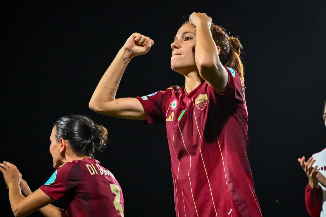 Manuela Giugliano con la maglia della Roma